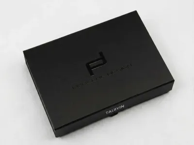 黑色触感纸包装盒带局部UV-奢侈品包装定制