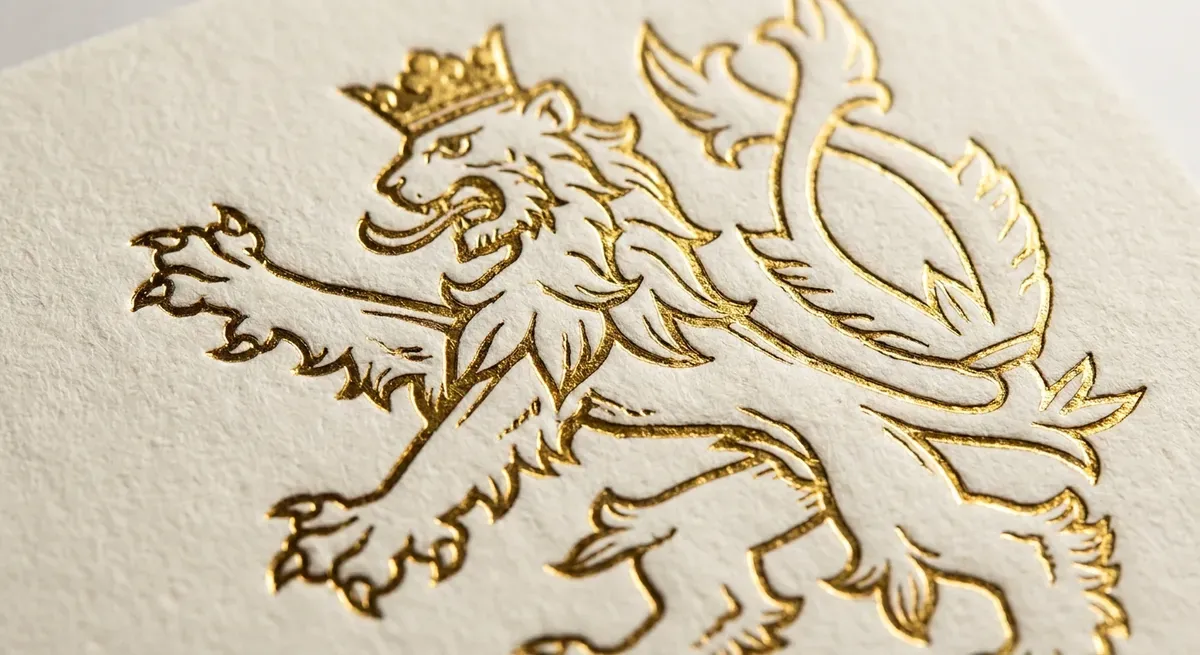 杜绝烫金边缘锯齿与掉粉,呈现三维雕塑般的高级触感 太极印包装高精度浮雕烫金工艺细节