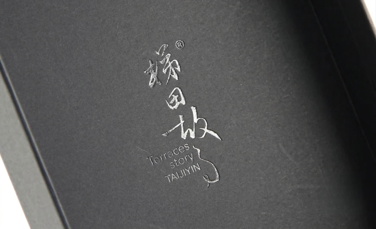茶叶礼盒细节:$\Delta E \leq 2.0$ 级精密品牌视觉 太极印定制茶叶包装盒局部烫金与控色工艺